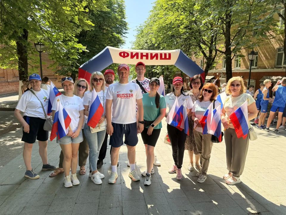 В Брянске легкоатлетический забег посвятили Дню России В Брянске легкоатлетический забег посвятили Дню России