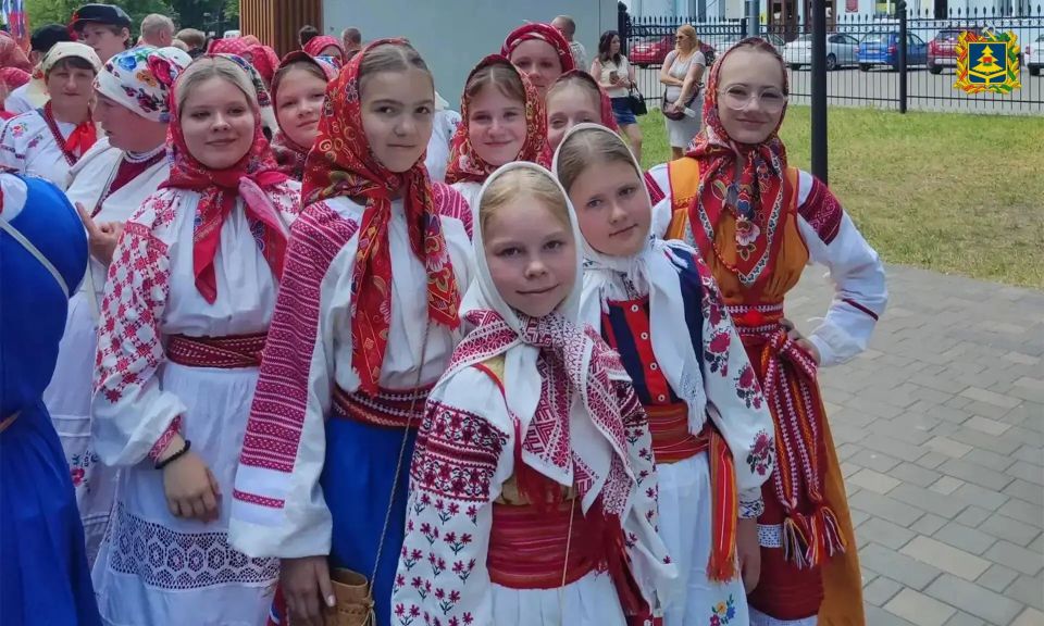 В День России в Брянской области состоялся большой фольклорный фестиваль «Деснянский хоровод» В День России в Брянской области состоялся большой фольклорный фестиваль «Деснянский хоровод»