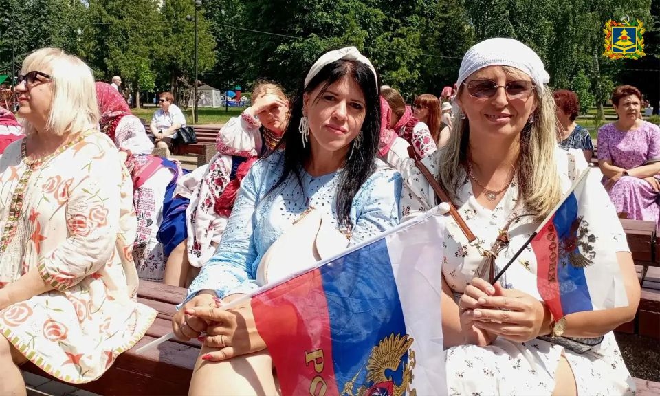 В День России в Брянской области состоялся большой фольклорный фестиваль «Деснянский хоровод» В День России в Брянской области состоялся большой фольклорный фестиваль «Деснянский хоровод»