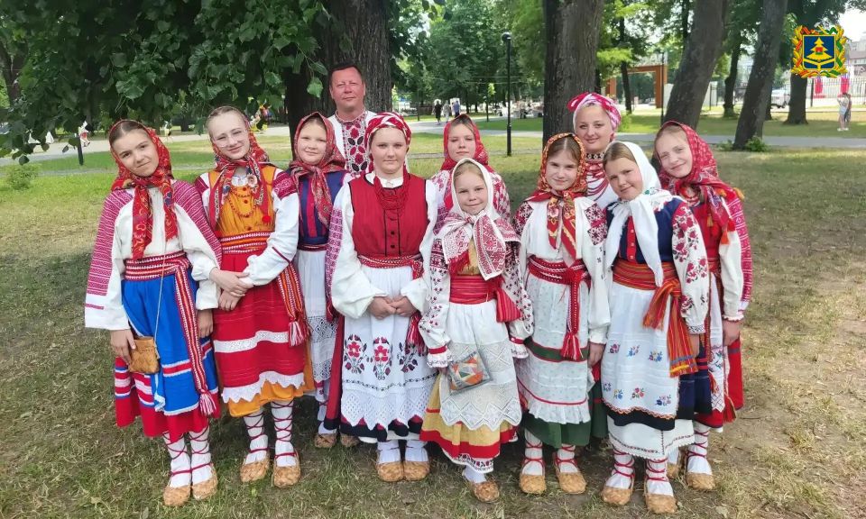 В День России в Брянской области состоялся большой фольклорный фестиваль «Деснянский хоровод» В День России в Брянской области состоялся большой фольклорный фестиваль «Деснянский хоровод»