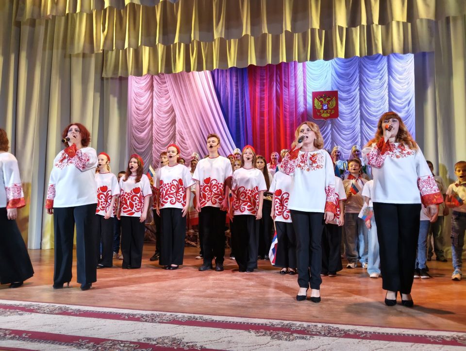 11 июня В Погарском РДК прошло торжественное мероприятие, посвященное Дню России 11 июня В Погарском РДК прошло торжественное мероприятие, посвященное Дню России