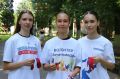 На главной аллее парка жителей и гостей Почепа приветливо встречали волонтеры «Почеп-вместе», активисты «Молодой Гвардии» «Единой России», которые, поздравляя горожан, крепили им на груди ленточки-триколоры