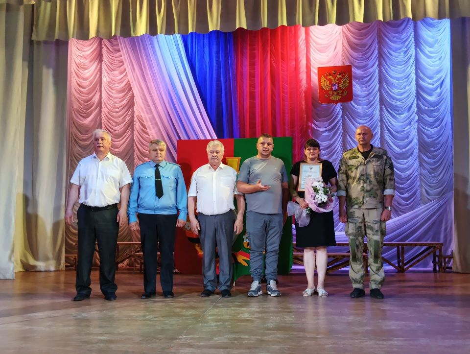 11 июня В Погарском РДК прошло торжественное мероприятие, посвященное Дню России 11 июня В Погарском РДК прошло торжественное мероприятие, посвященное Дню России