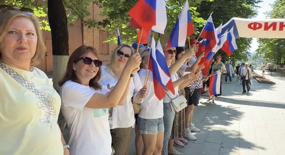 В Брянске легкоатлетический забег посвятили Дню России В Брянске легкоатлетический забег посвятили Дню России