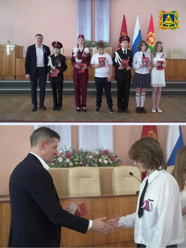 12 июня в Клинцах врио Губернатора Брянской области Егор Ковальчук вручил паспорта юным гражданам России 12 июня в Клинцах врио Губернатора Брянской области Егор Ковальчук вручил паспорта юным гражданам России
