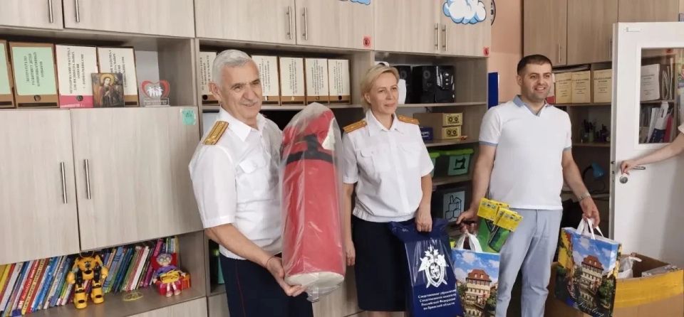 Председатель региональной общественной организации «Союз ветеранов следственных органов» Брянской области Григорий Самуилович Зингер в преддверии Дня России посетил воспитанников социального учреждения Председатель региональной общественной организации «Союз ветеранов следственных органов» Брянской области Григорий Самуилович Зингер в преддверии Дня России посетил воспитанников социального учреждения
