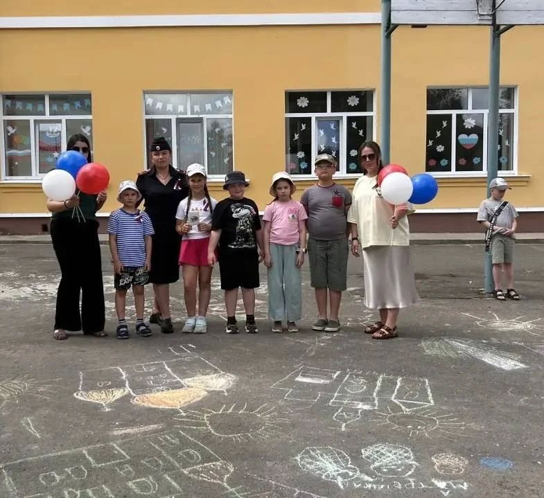 Транспортные полицейские линейного отдела полиции на станции Унеча провели мероприятие в преддверии празднования «Дня России» Транспортные полицейские линейного отдела полиции на станции Унеча провели мероприятие в преддверии празднования «Дня России»