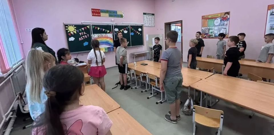 Транспортные полицейские линейного отдела полиции на станции Унеча провели мероприятие в преддверии празднования «Дня России» Транспортные полицейские линейного отдела полиции на станции Унеча провели мероприятие в преддверии празднования «Дня России»