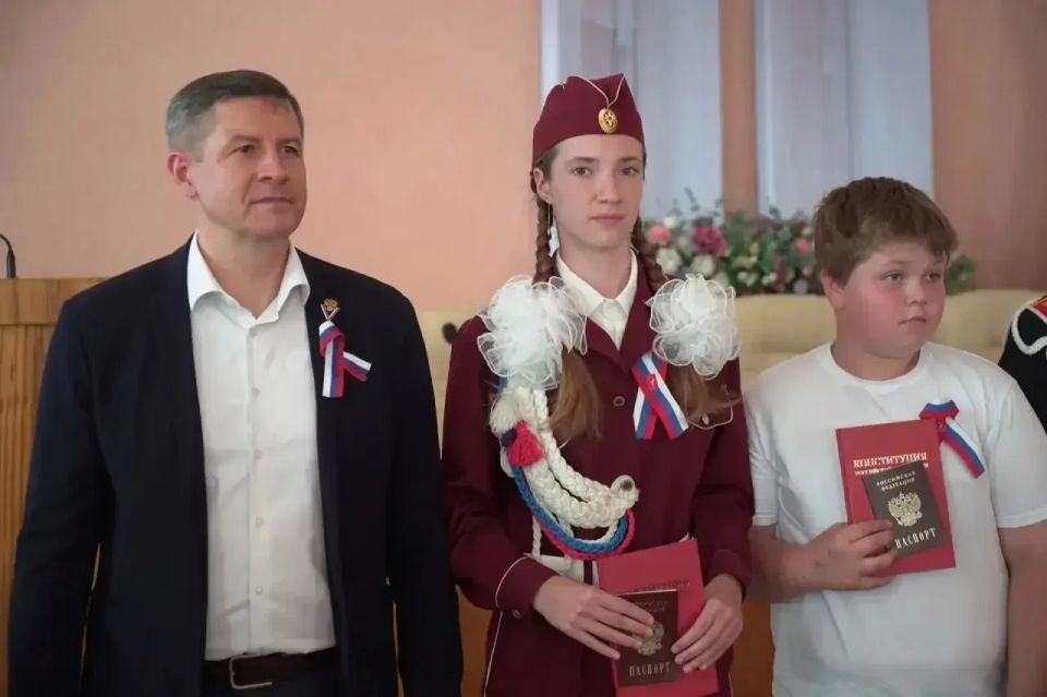 Врио Губернатора Брянской области Егор Ковальчук в День России вручил паспорта юным жителям Клинцов Врио Губернатора Брянской области Егор Ковальчук в День России вручил паспорта юным жителям Клинцов
