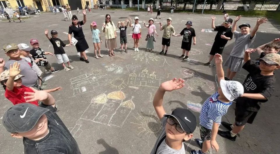 Транспортные полицейские линейного отдела полиции на станции Унеча провели мероприятие в преддверии празднования «Дня России» Транспортные полицейские линейного отдела полиции на станции Унеча провели мероприятие в преддверии празднования «Дня России»