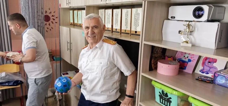 Председатель региональной общественной организации «Союз ветеранов следственных органов» Брянской области Григорий Самуилович Зингер в преддверии Дня России посетил воспитанников социального учреждения Председатель региональной общественной организации «Союз ветеранов следственных органов» Брянской области Григорий Самуилович Зингер в преддверии Дня России посетил воспитанников социального учреждения