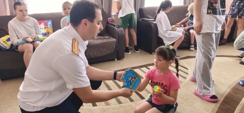 Председатель региональной общественной организации «Союз ветеранов следственных органов» Брянской области Григорий Самуилович Зингер в преддверии Дня России посетил воспитанников социального учреждения Председатель региональной общественной организации «Союз ветеранов следственных органов» Брянской области Григорий Самуилович Зингер в преддверии Дня России посетил воспитанников социального учреждения