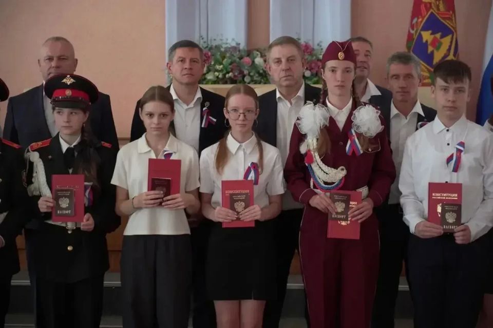 Врио Губернатора Брянской области Егор Ковальчук в День России вручил паспорта юным жителям Клинцов Врио Губернатора Брянской области Егор Ковальчук в День России вручил паспорта юным жителям Клинцов