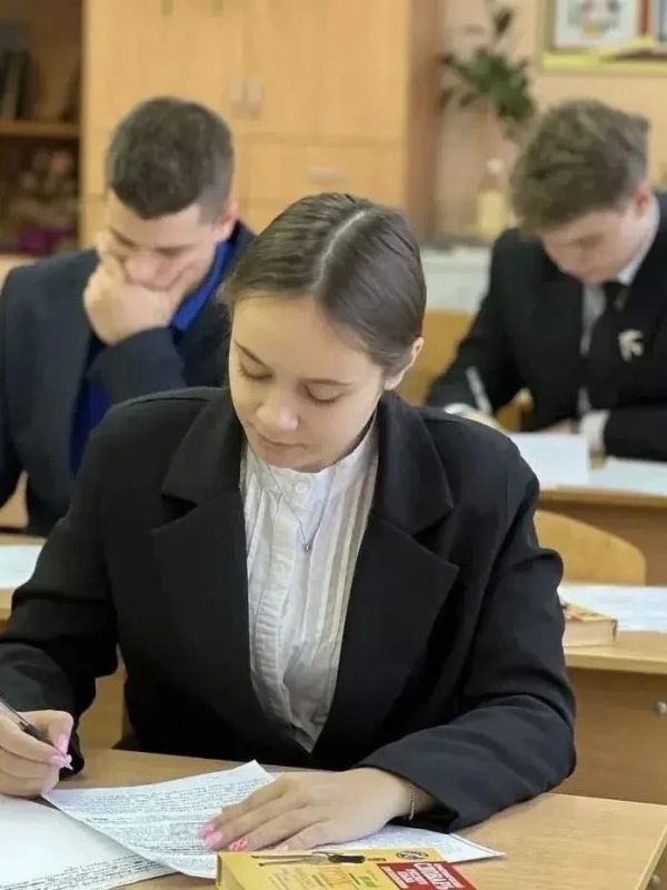 В Брянской области почти 27 выпускников сдали первые ЕГЭ на 100 баллов