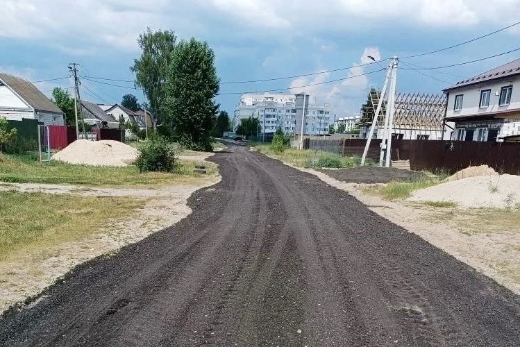 Асфальтовая крошка в деле. Подсыпка дорог третьей категории асфальтобетонной крошкой ведётся городским дорожным управлением с марта Асфальтовая крошка в деле. Подсыпка дорог третьей категории асфальтобетонной крошкой ведётся городским дорожным управлением с марта