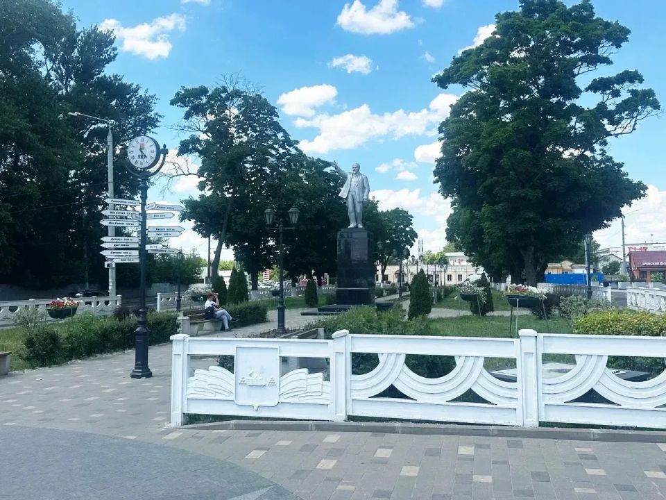 Вот так «зацвела» привокзальная площадь в Брянске Вот так «зацвела» привокзальная площадь в Брянске