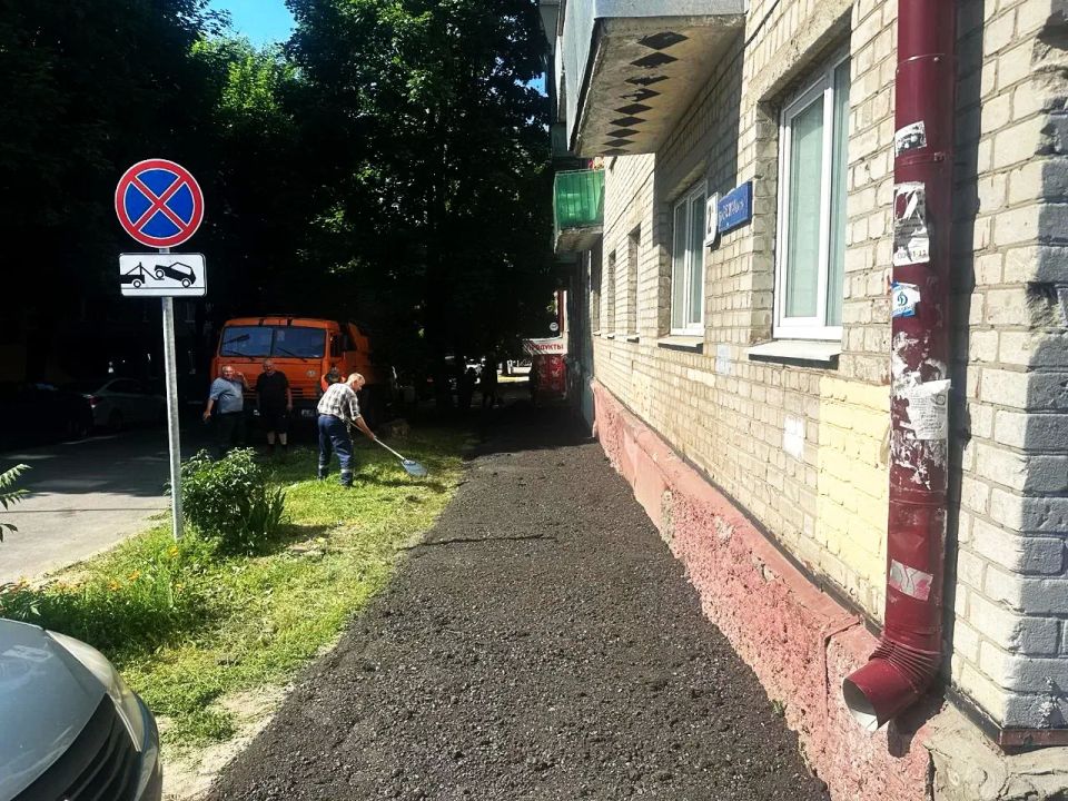 Асфальтовая крошка в деле. Подсыпка дорог третьей категории асфальтобетонной крошкой ведётся городским дорожным управлением с марта Асфальтовая крошка в деле. Подсыпка дорог третьей категории асфальтобетонной крошкой ведётся городским дорожным управлением с марта