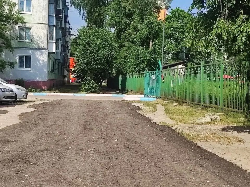 Асфальтовая крошка в деле. Подсыпка дорог третьей категории асфальтобетонной крошкой ведётся городским дорожным управлением с марта Асфальтовая крошка в деле. Подсыпка дорог третьей категории асфальтобетонной крошкой ведётся городским дорожным управлением с марта