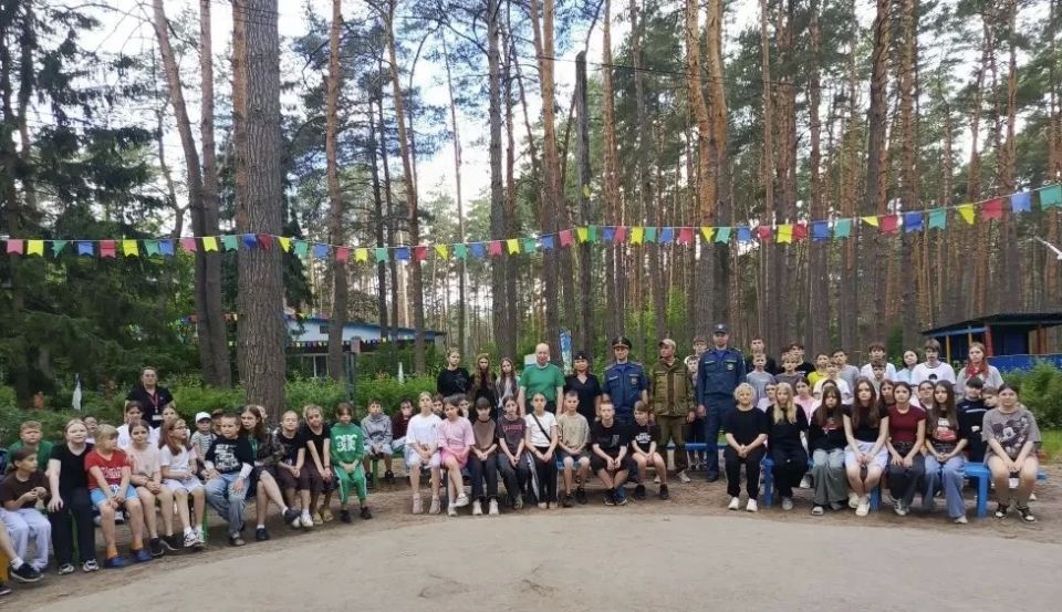 Сотрудники линейного отдела полиции на станции Унеча побывали в детском оздоровительном лагере «Ручеек» и провели «День безопасности» Сотрудники линейного отдела полиции на станции Унеча побывали в детском оздоровительном лагере «Ручеек» и провели «День безопасности»