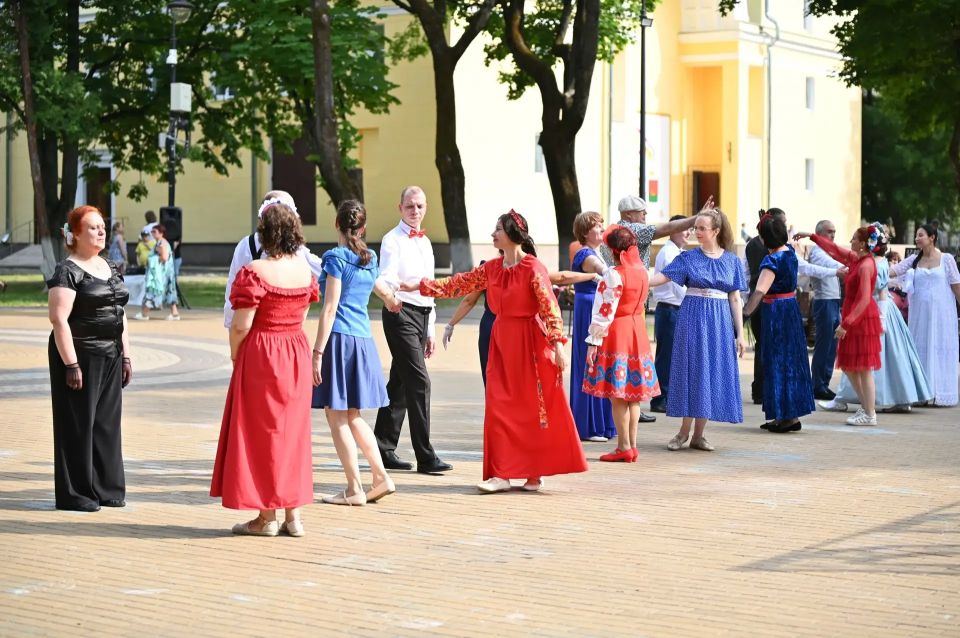 12 июня участники студии социального исторического танца "Визави" Дворца культуры железнодорожников провели в Парке железнодорожников танцевальный вечер "Песня моя - Россия!", посвященный Дню России 12 июня участники студии социального исторического танца "Визави" Дворца культуры железнодорожников провели в Парке железнодорожников танцевальный вечер "Песня моя - Россия!", посвященный Дню России