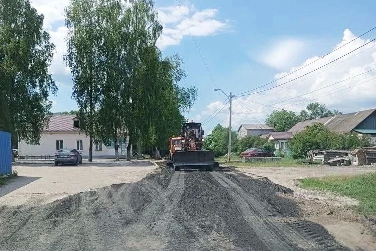 Асфальтовая крошка в деле. Подсыпка дорог третьей категории асфальтобетонной крошкой ведётся городским дорожным управлением с марта