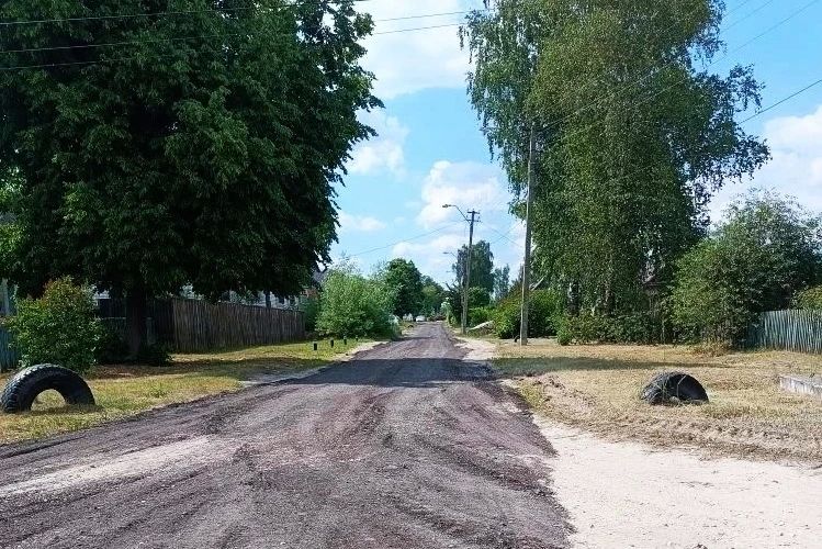 Асфальтовая крошка в деле. Подсыпка дорог третьей категории асфальтобетонной крошкой ведётся городским дорожным управлением с марта Асфальтовая крошка в деле. Подсыпка дорог третьей категории асфальтобетонной крошкой ведётся городским дорожным управлением с марта
