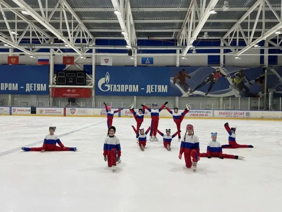 Юные брянские фигуристы подарили зрителям «Яркие краски холодного льда» Юные брянские фигуристы подарили зрителям «Яркие краски холодного льда»