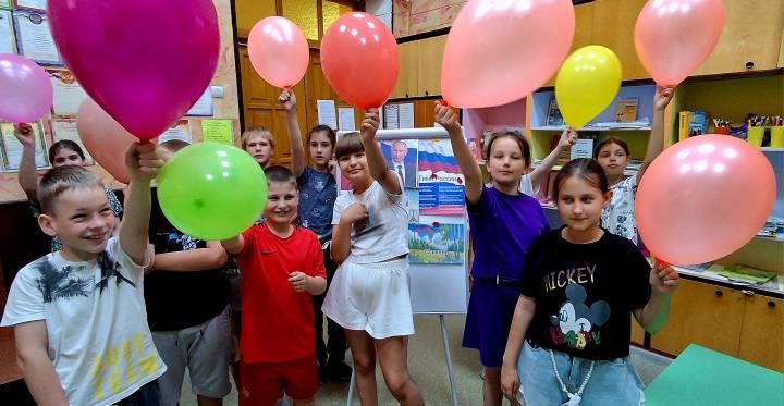 11 июня в МБУДО ЦДТ педагог дополнительного образования Разумеева Г. В. организовала для обучающихся МБОУ гимназия№1 им. Ю. А. Гагарина беседу «У моей России белые косички» 11 июня в МБУДО ЦДТ педагог дополнительного образования Разумеева Г. В. организовала для обучающихся МБОУ гимназия№1 им. Ю. А. Гагарина беседу «У моей России белые косички»