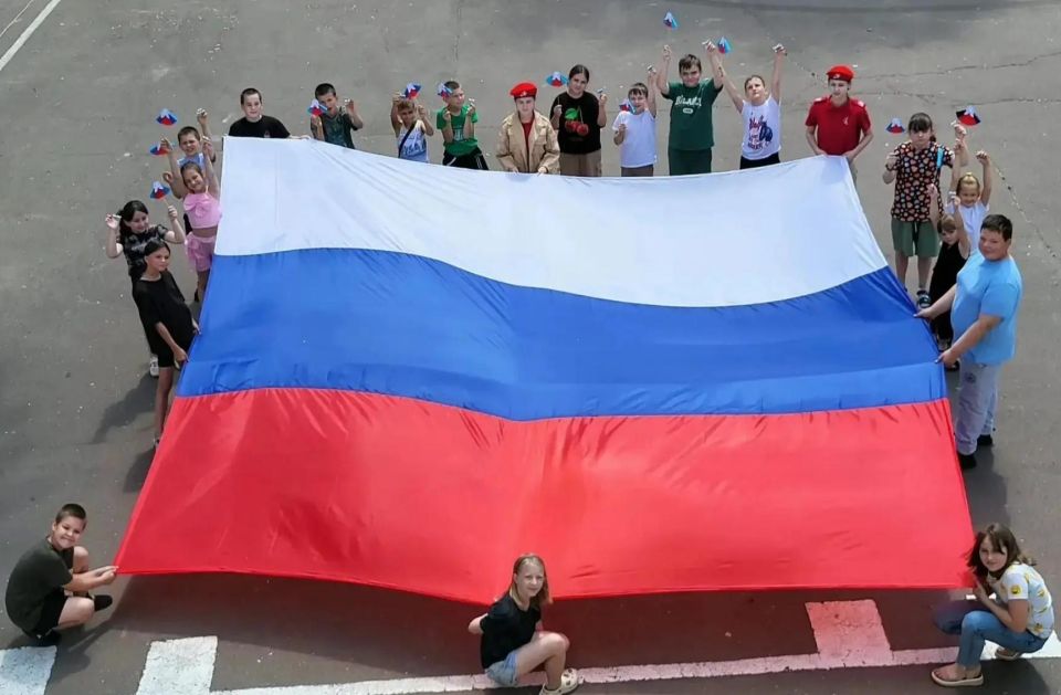 Накануне праздника в лагере дневного пребывания при МБОУ-СОШ №5 прошли праздничные мероприятия, посвящённые Дню России! Накануне праздника в лагере дневного пребывания при МБОУ-СОШ №5 прошли праздничные мероприятия, посвящённые Дню России!
