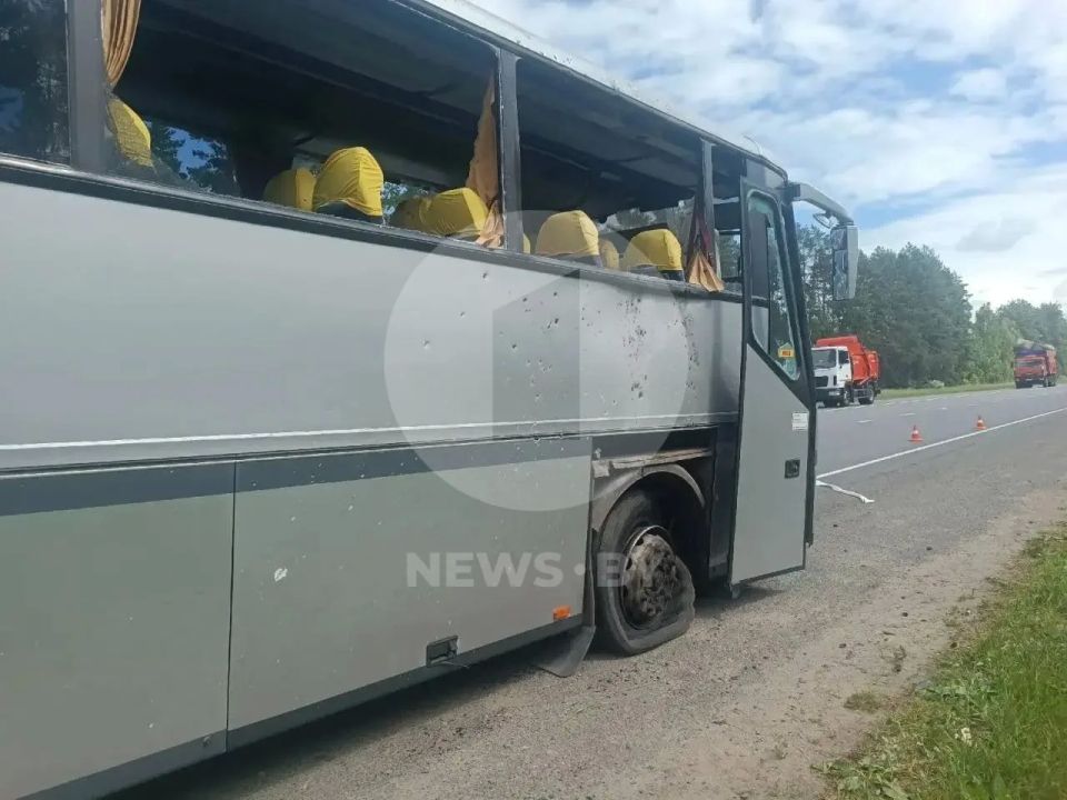 Фото белорусского автобуса, атакованного украинским дронов в Брянской области Фото белорусского автобуса, атакованного украинским дронов в Брянской области