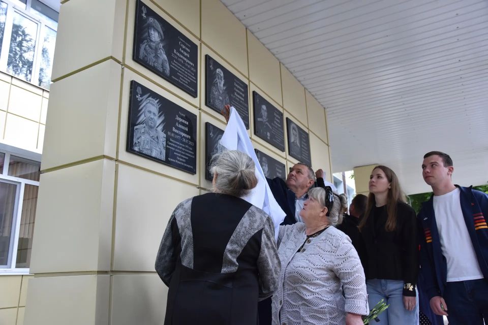 В городе Дятьково состоялось увековечивание памяти выпускников Дятьковской школы №3 Алексея Викторовича Доронина, Юрия Анатольевича Полякова и Андрея Владимировича Сергеева В городе Дятьково состоялось увековечивание памяти выпускников Дятьковской школы №3 Алексея Викторовича Доронина, Юрия Анатольевича Полякова и Андрея Владимировича Сергеева