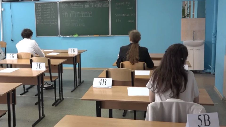 Более 1,7 тысячи выпускников Брянской области сдали ЕГЭ по биологии, географии и иностранным языкам