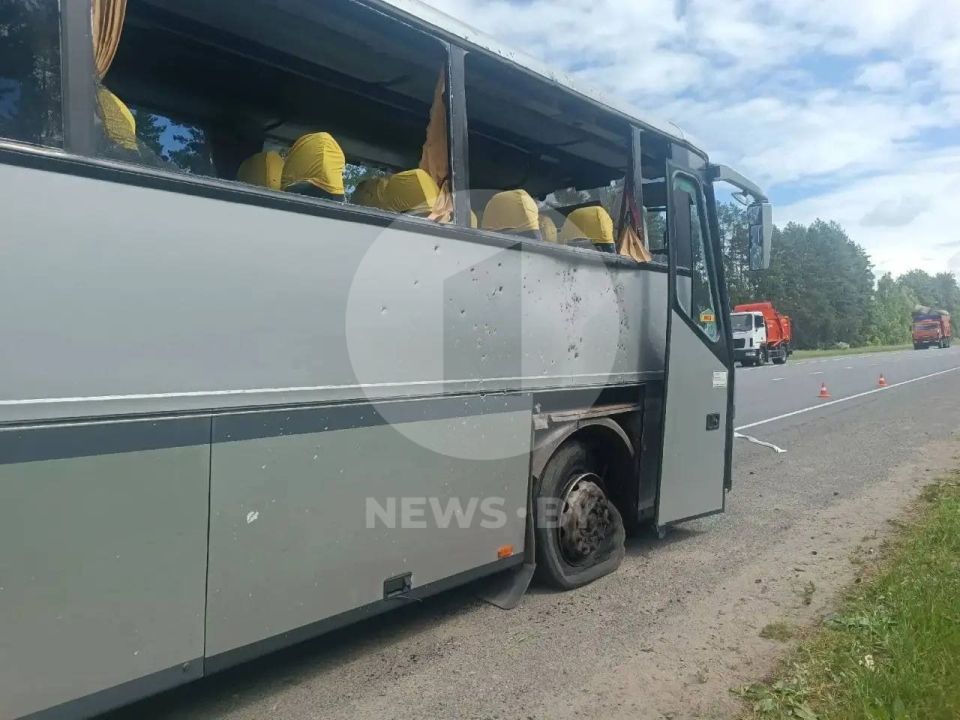 Фото атакованного ВСУ автобуса с детьми в Брянской области публикуют белорусские СМИ Фото атакованного ВСУ автобуса с детьми в Брянской области публикуют белорусские СМИ