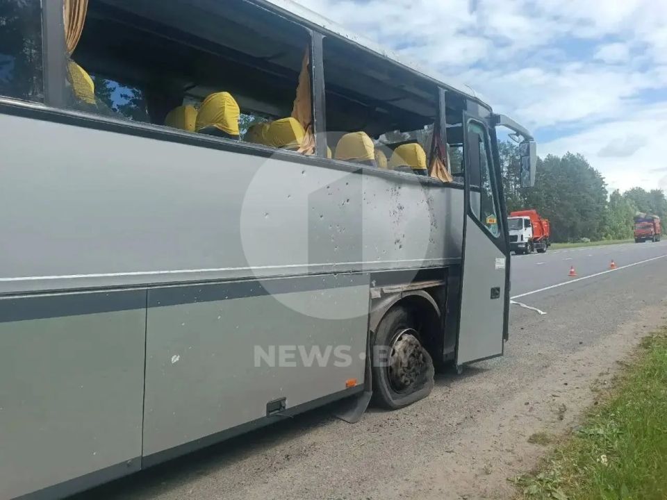 Фото атакованного ВСУ автобуса с детьми в Брянской области публикуют белорусские СМИ Фото атакованного ВСУ автобуса с детьми в Брянской области публикуют белорусские СМИ