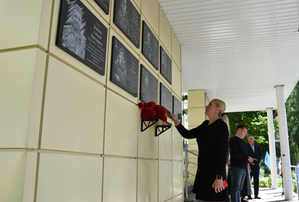 В городе Дятьково состоялось увековечивание памяти выпускников Дятьковской школы №3 Алексея Викторовича Доронина, Юрия Анатольевича Полякова и Андрея Владимировича Сергеева В городе Дятьково состоялось увековечивание памяти выпускников Дятьковской школы №3 Алексея Викторовича Доронина, Юрия Анатольевича Полякова и Андрея Владимировича Сергеева