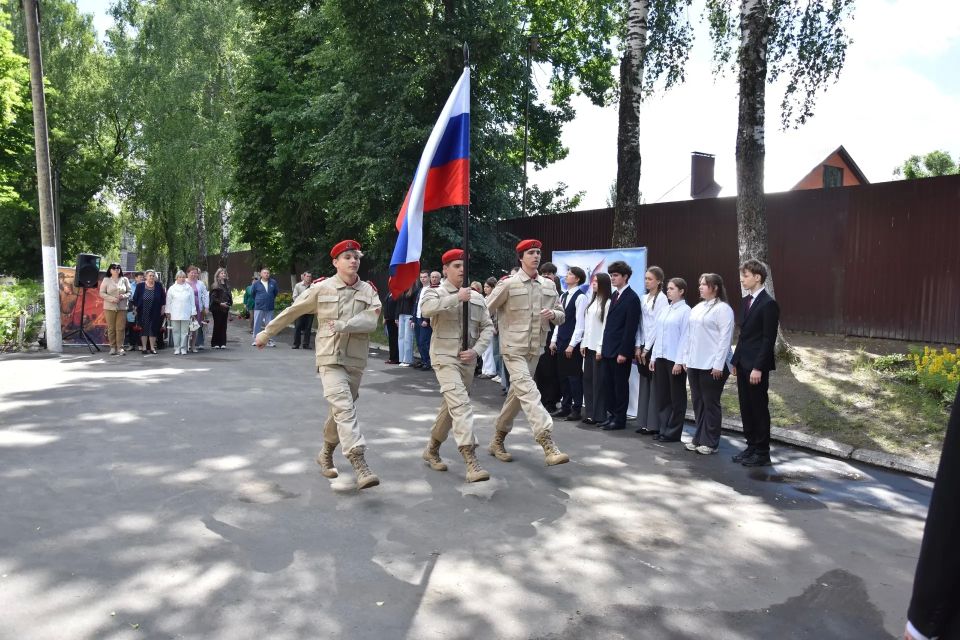 В городе Дятьково состоялось увековечивание памяти выпускников Дятьковской школы №3 Алексея Викторовича Доронина, Юрия Анатольевича Полякова и Андрея Владимировича Сергеева В городе Дятьково состоялось увековечивание памяти выпускников Дятьковской школы №3 Алексея Викторовича Доронина, Юрия Анатольевича Полякова и Андрея Владимировича Сергеева
