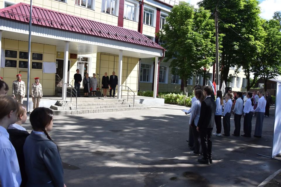 В городе Дятьково состоялось увековечивание памяти выпускников Дятьковской школы №3 Алексея Викторовича Доронина, Юрия Анатольевича Полякова и Андрея Владимировича Сергеева В городе Дятьково состоялось увековечивание памяти выпускников Дятьковской школы №3 Алексея Викторовича Доронина, Юрия Анатольевича Полякова и Андрея Владимировича Сергеева