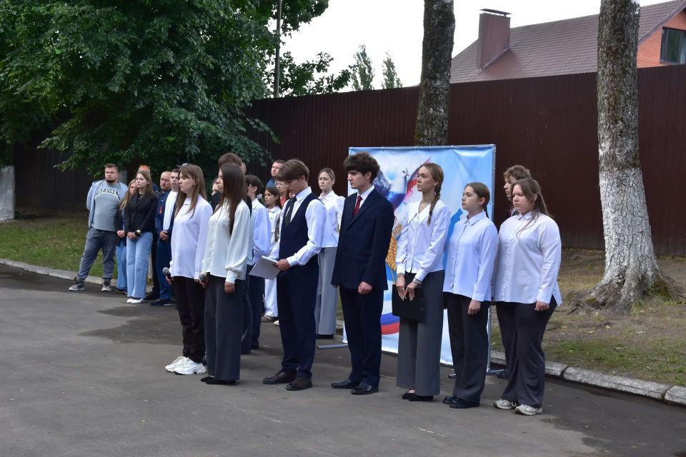 В городе Дятьково состоялось увековечивание памяти выпускников Дятьковской школы №3 Алексея Викторовича Доронина, Юрия Анатольевича Полякова и Андрея Владимировича Сергеева В городе Дятьково состоялось увековечивание памяти выпускников Дятьковской школы №3 Алексея Викторовича Доронина, Юрия Анатольевича Полякова и Андрея Владимировича Сергеева