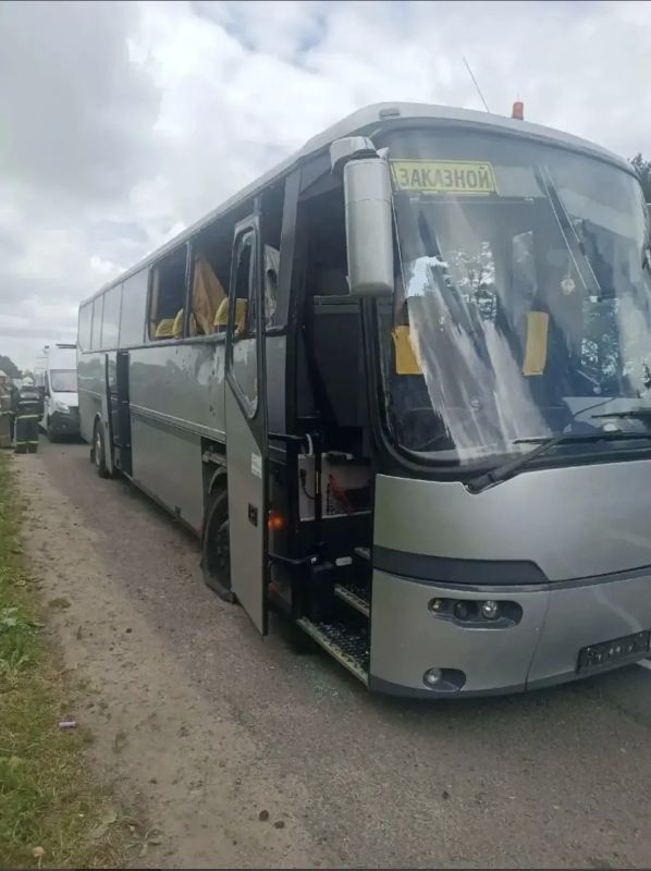 В сети появились фотографии с места происшествия, на которых видны последствия удара по автобусу с детьми В сети появились фотографии с места происшествия, на которых видны последствия удара по автобусу с детьми