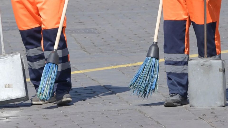 Брянские приставы взыскали полмиллиона рублей долга по зарплате дворнику