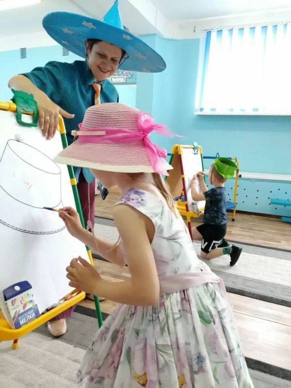 17 июня в старшей группе №2 (воспитатели ТретьяковаО.В., ПоденокЛ.Д., младший воспитатель ТанасиенкоЛ.В.) МБДОУ–Детский сад№29 «Родничок» прошёл необычный праздник с Незнайкой — «Фестиваль весёлых панамок и шляп», где дети... 17 июня в старшей группе №2 (воспитатели ТретьяковаО.В., ПоденокЛ.Д., младший воспитатель ТанасиенкоЛ.В.) МБДОУ–Детский сад№29 «Родничок» прошёл необычный праздник с Незнайкой — «Фестиваль весёлых панамок и шляп», где дети...
