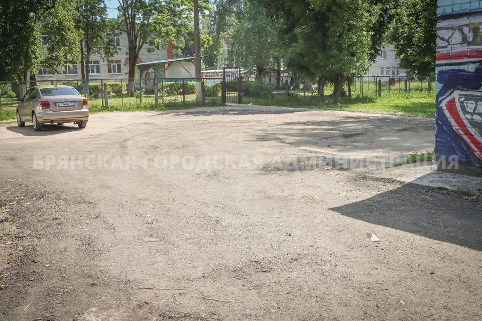 Асфальтовой крошкой ремонтируют дворовые проезды Асфальтовой крошкой ремонтируют дворовые проезды