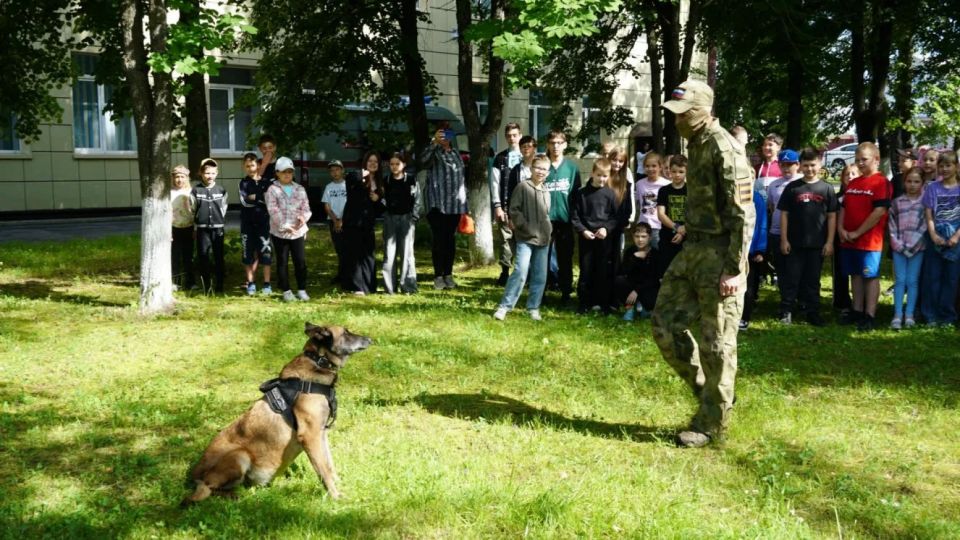 Кинологи Росгвардии показали брянским школьникам работу служебной собаки