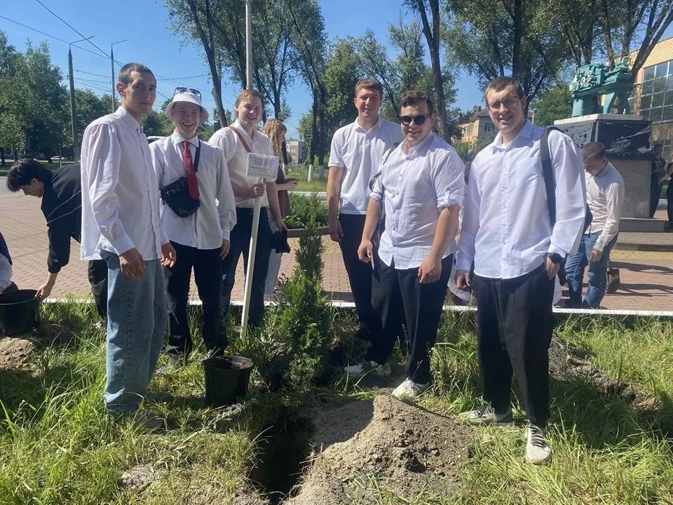 Брянские студенты заложили «Аллею выпускников» в Год единства народов России Брянские студенты заложили «Аллею выпускников» в Год единства народов России
