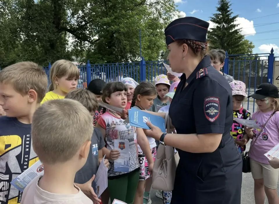 Транспортная полиция Унечи напомнила школьникам о смертельных рисках на железной дороге, организовав «День законопослушания» Транспортная полиция Унечи напомнила школьникам о смертельных рисках на железной дороге, организовав «День законопослушания»