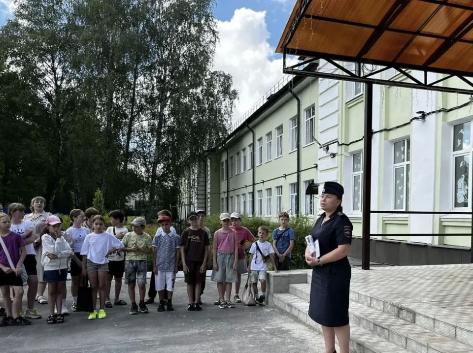 Транспортная полиция Унечи напомнила школьникам о смертельных рисках на железной дороге, организовав «День законопослушания» Транспортная полиция Унечи напомнила школьникам о смертельных рисках на железной дороге, организовав «День законопослушания»