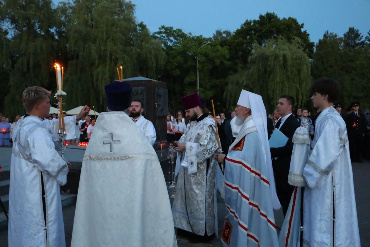 Акция «Свеча памяти» накануне Дня памяти и скорби состоялась традиционно на площади Воинской Славы! Среди участников мемориального мероприятия - депутаты и сотрудники аппарата Брянской областной Думы Акция «Свеча памяти» накануне Дня памяти и скорби состоялась традиционно на площади Воинской Славы! Среди участников мемориального мероприятия - депутаты и сотрудники аппарата Брянской областной Думы