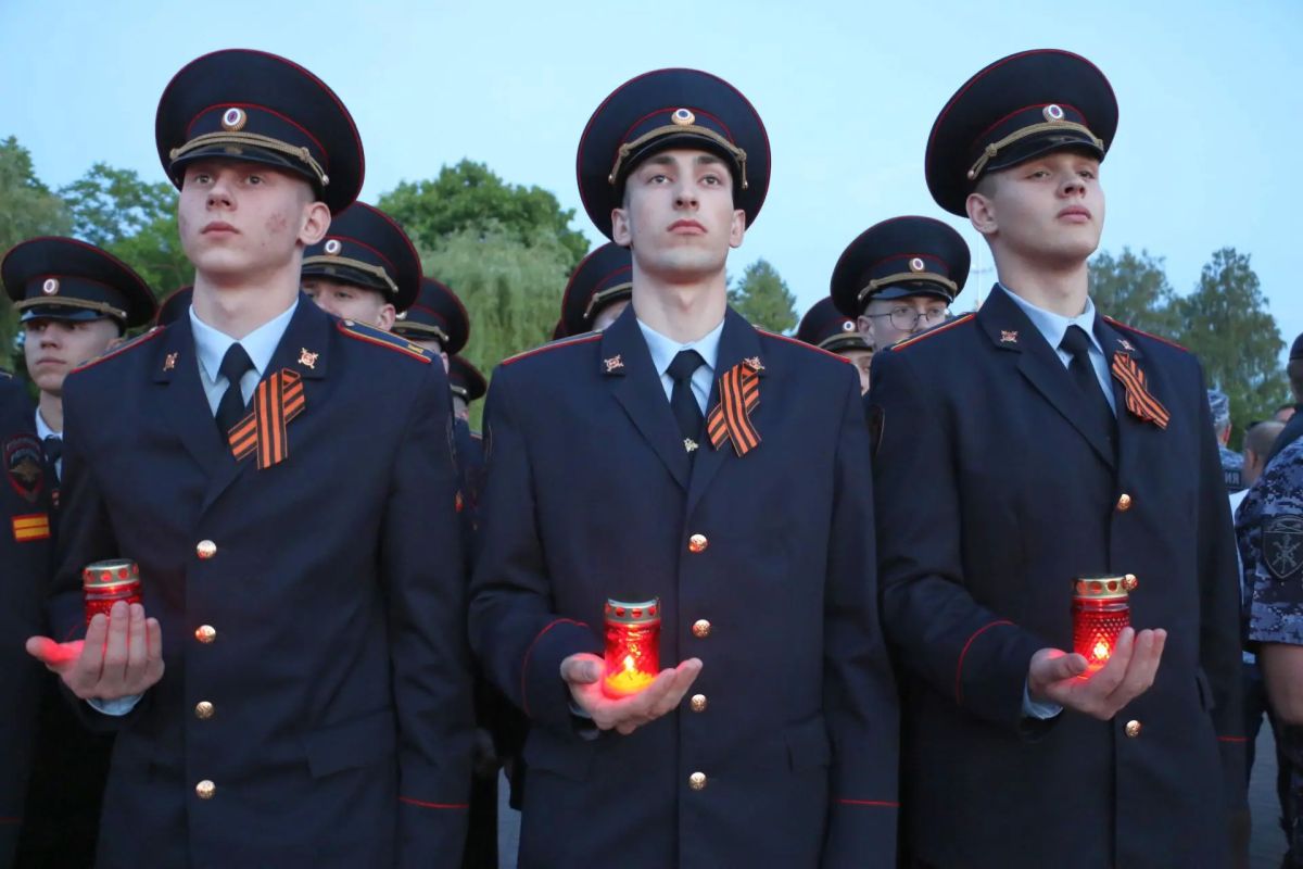 Акция «Свеча памяти» накануне Дня памяти и скорби состоялась традиционно на площади Воинской Славы! Среди участников мемориального мероприятия - депутаты и сотрудники аппарата Брянской областной Думы Акция «Свеча памяти» накануне Дня памяти и скорби состоялась традиционно на площади Воинской Славы! Среди участников мемориального мероприятия - депутаты и сотрудники аппарата Брянской областной Думы