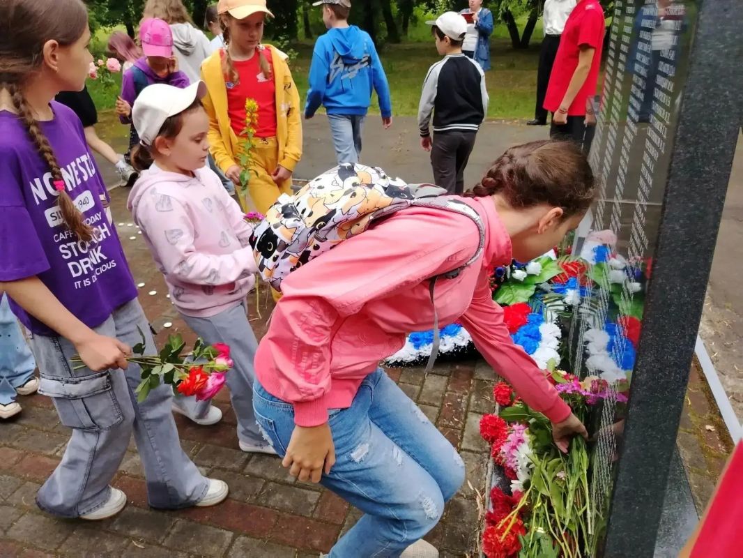ПОМНИМ О ВАЖНОМ • День памяти и скорби в пришкольном лагере «Солнышко» ПОМНИМ О ВАЖНОМ • День памяти и скорби в пришкольном лагере «Солнышко»