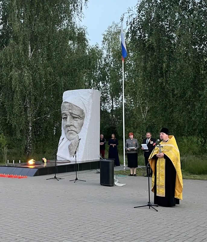 Сегодня, 22 июня, у мемориала «Скорбящая мать» в 4:00 состоялась Всероссийская акция «Свеча памяти», приуроченная ко Дню памяти и скорби Сегодня, 22 июня, у мемориала «Скорбящая мать» в 4:00 состоялась Всероссийская акция «Свеча памяти», приуроченная ко Дню памяти и скорби